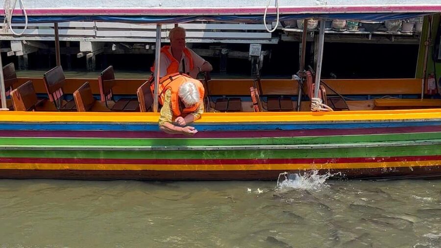1 Hr Private Bangkok Canal Boat Tour: Traditional Flat Boat - Bang Luang Artist House and canal-side homes