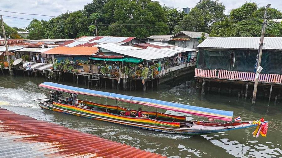 1 Hr Private Bangkok Canal Boat Tour: Traditional Flat Boat - Khlong Dan and the first temple views