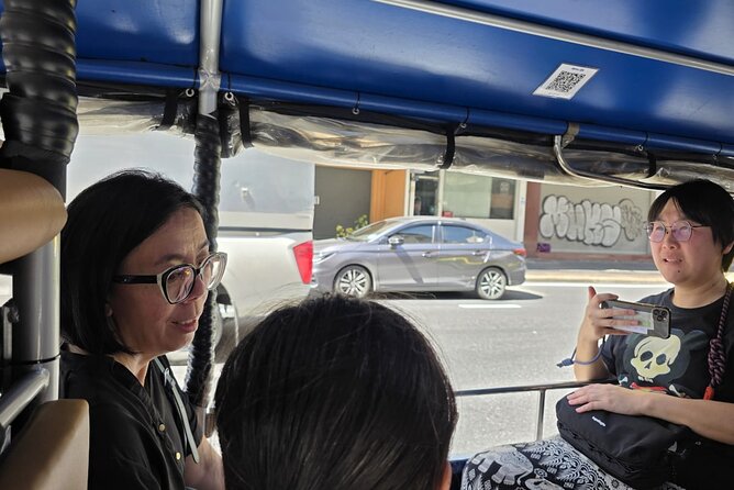 2 Hour Electric Tuk Tuk Cultural Tour of Bangkok - Seeing the Grand Palace and Wat Pho from the route