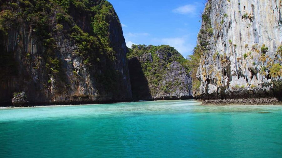 Ao Nang: Phi Phi Islands Speedboat or Catamaran Tour One day - Hotel pickup from Ao Nang and Krabi Town