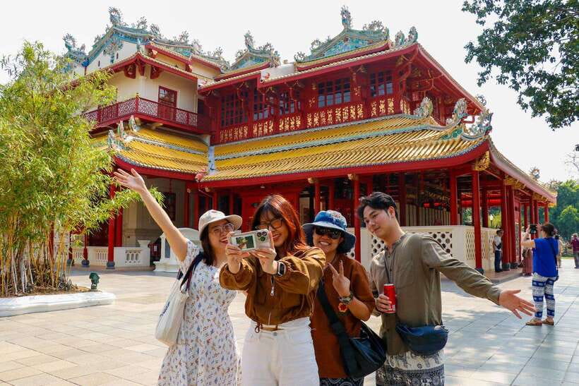 Ayutthaya One Day: Famous Temples & Bang Pa-In Palace Tour - Wat Chaiwatthanaram and the Khmer-style prang