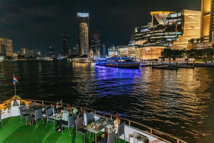 Bangkok: Alangka Luxury Buffet Dinner Cruise With Live Music - Meeting the Boat at ICONSIAM Pier 4