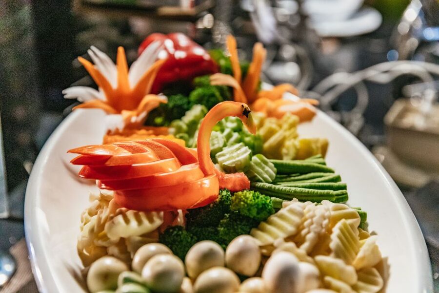 Bangkok: Alangka Luxury Buffet Dinner Cruise With Live Music - What You Will Find at the Buffet