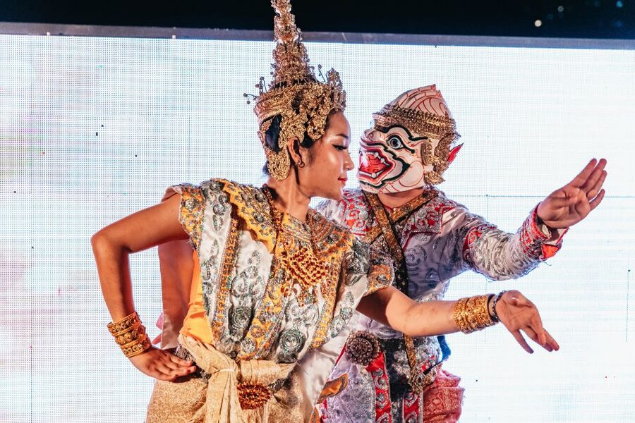 Bangkok: Alangka Luxury Buffet Dinner Cruise With Live Music - Live Singers, Band, and Thai Dance
