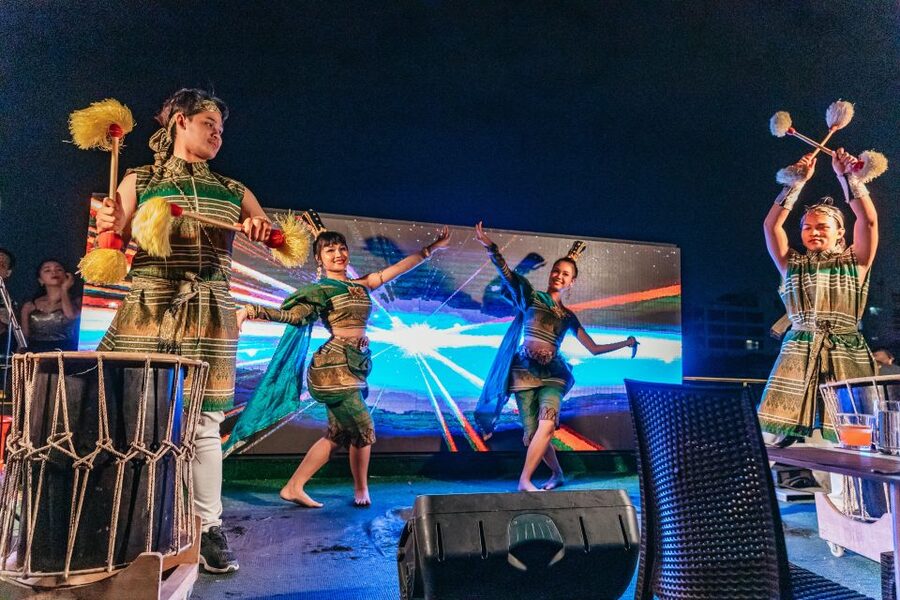 Bangkok: Alangka Luxury Buffet Dinner Cruise With Live Music - Practical Tips for a Better Evening