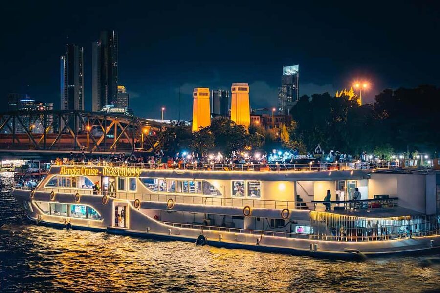 Bangkok: Alangka Luxury Cruise with Buffet and Live Music - Passing Wat Pho and the Grand Palace