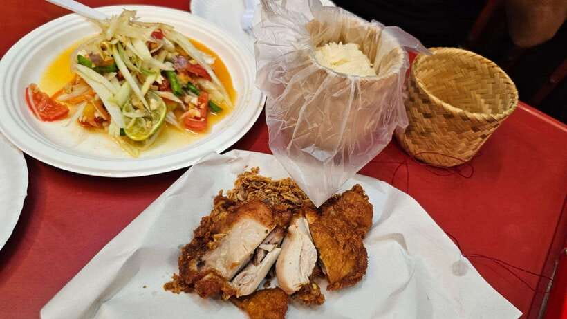 Bangkok Authentic Tasting Thai-Chinatown Walking Food Tour - Choosing Between a Shared and Private Tour