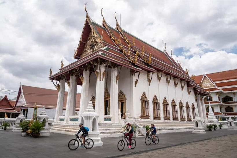 Bangkok: Backstreets and Historic Temples Bike Tour - Through Khaosan’s lanes and away from the main roads