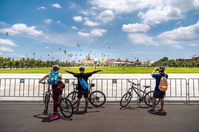 Bangkok: Backstreets and Historic Temples Bike Tour - Bangkok Noi, where canals meet daily life