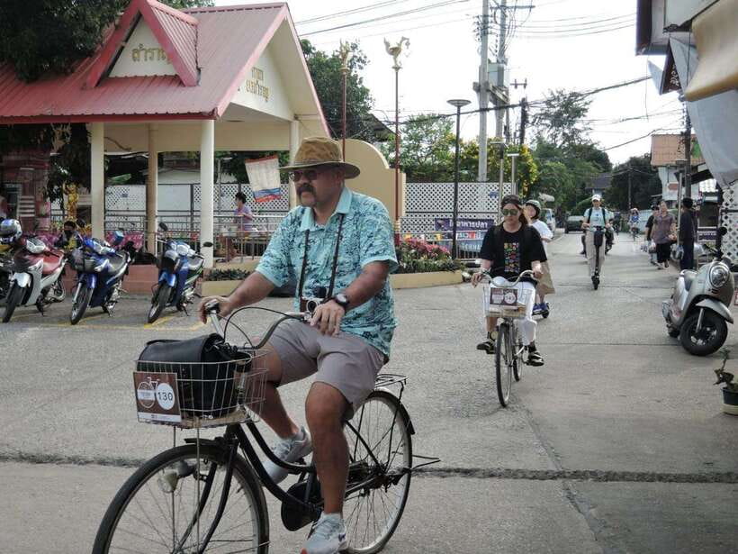 Bangkok: Bang Kachao Green Lung Bike Tour - Meeting at Wat Bangna Nok and crossing the river