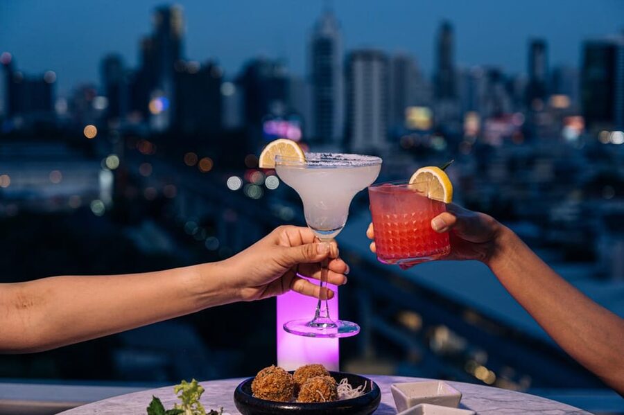 Bangkok: Barracuda Rooftop Bar Akara Hotel - What happens during the 90 minute visit