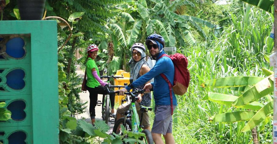 Bangkok: Bike and Canal Boat Tour with Lunch - Loading the bikes onto a traditional long-tail boat