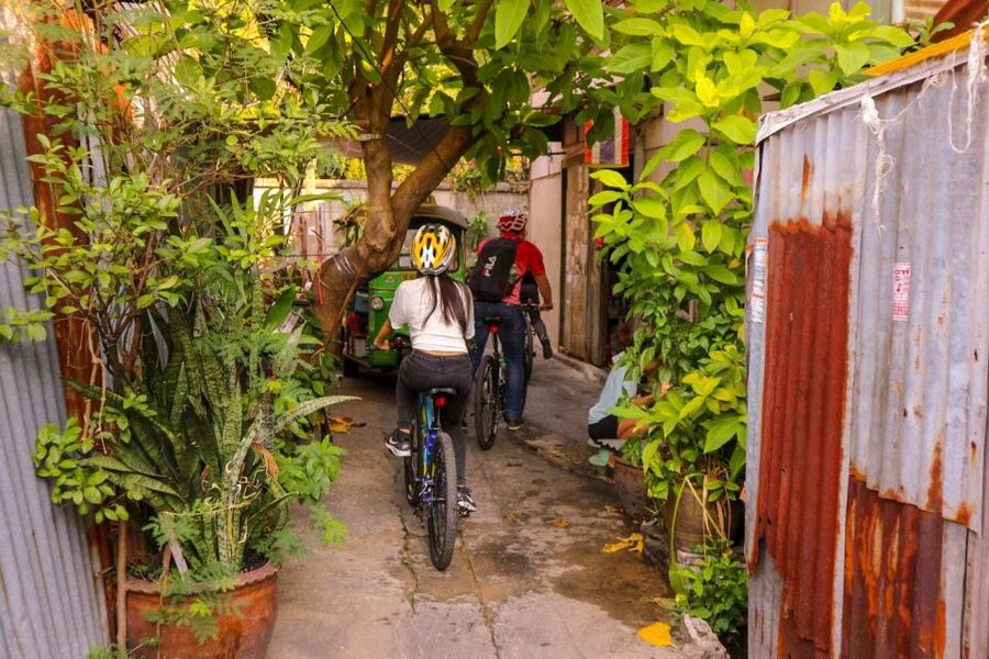 Bangkok: Bike and Canal Boat Tour with Lunch - ตลาดวัดกลาง market, where the route turns toward food