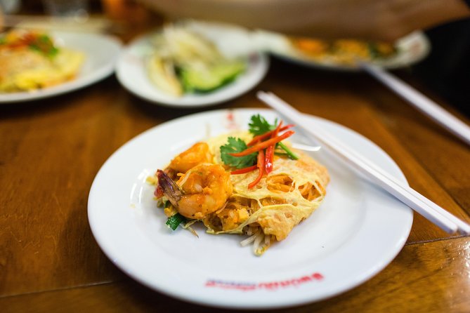 Bangkok by Night: Temples, Markets and Food Tuk-Tuk Tour - Wongwian Yai street food: a first taste of local life