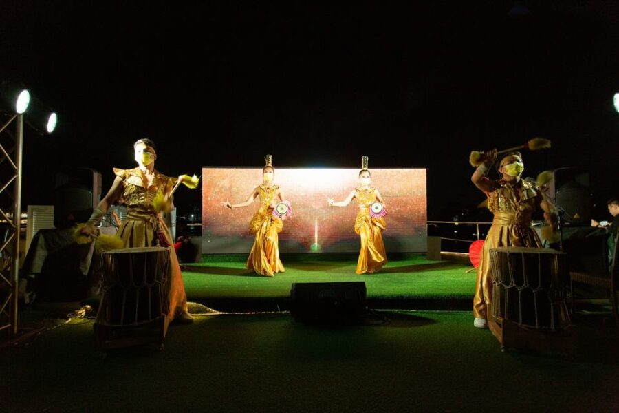 Bangkok: Chao Phraya Alangka Cruise at Icon Siam - Making the evening run smoothly