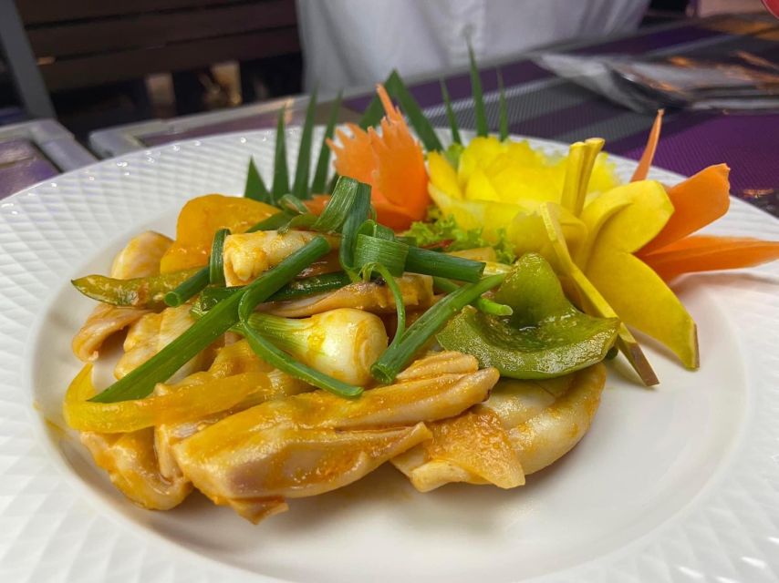 Bangkok: Chao Phraya River Buffet Dinner Cruise - Finding the best view of the Grand Palace