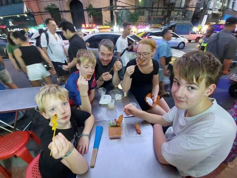 Bangkok: Chinatown Food Tour with Michelin Food Stalls - The evening energy of Yaowarat