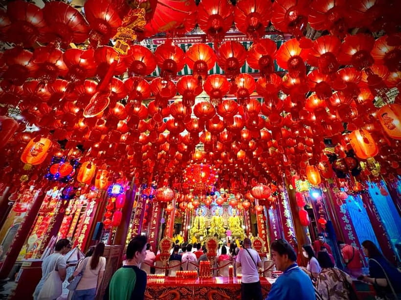 Bangkok: Chinatown & Taladnoi Street Art Guided Walking Tour - Wat Mangkon and the Chinese spiritual quarter