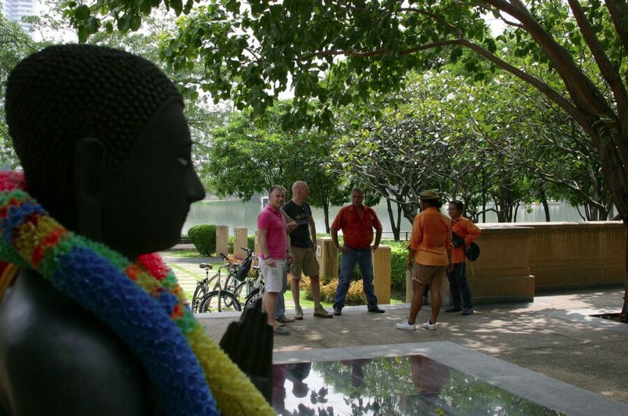 Bangkok: City Culture half-day Bike Tour - The first stop: a neighborhood Buddhist temple