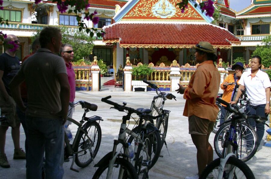 Bangkok: City Culture half-day Bike Tour - Crossing Rama IV Road and reaching Benjakitti Forest Park