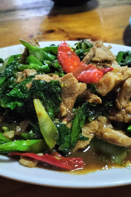 Bangkok: Cook authentic Thai food with Smart Cook - Cooking Thai food beside the Giant Swing