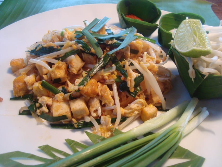 Bangkok: Cook authentic Thai food with Smart Cook - Pound curry paste, then cook your chosen curry