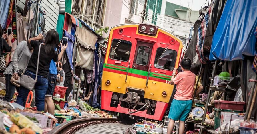 Bangkok: Damnoen Saduak, Train Market & Mahanakhon Day Trip - One hour to eat and browse the floating market