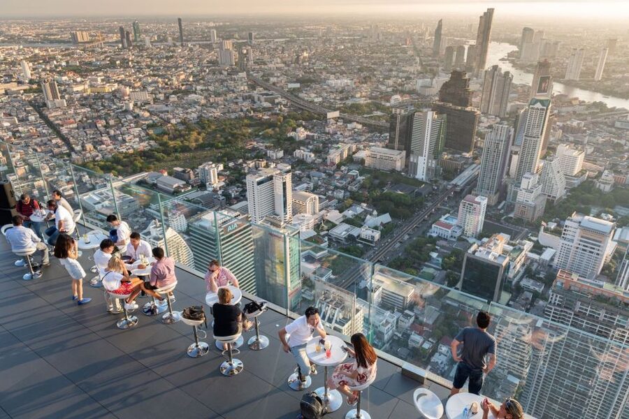 Bangkok: Damnoen Saduak, Train Market & Mahanakhon Day Trip - Guides are a major part of the value