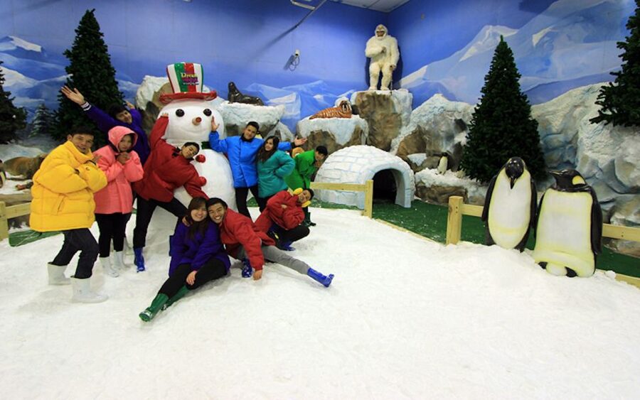 Bangkok: Dream World Entrance Ticket - Dream World Plaza is useful for breaks and variety