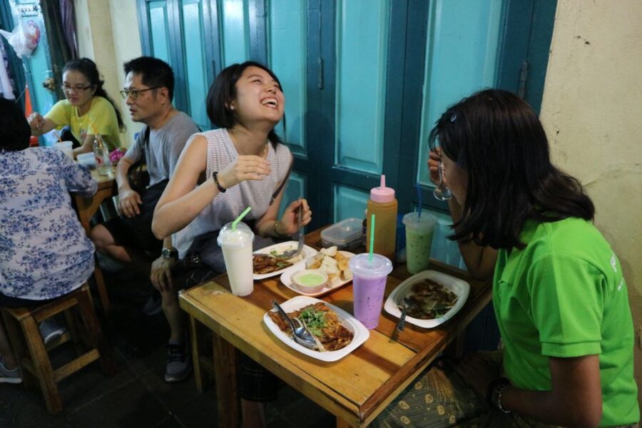 Bangkok: E-Scooter Night Tour with Local Street Food - Wat Prayoon and the riverside ride home
