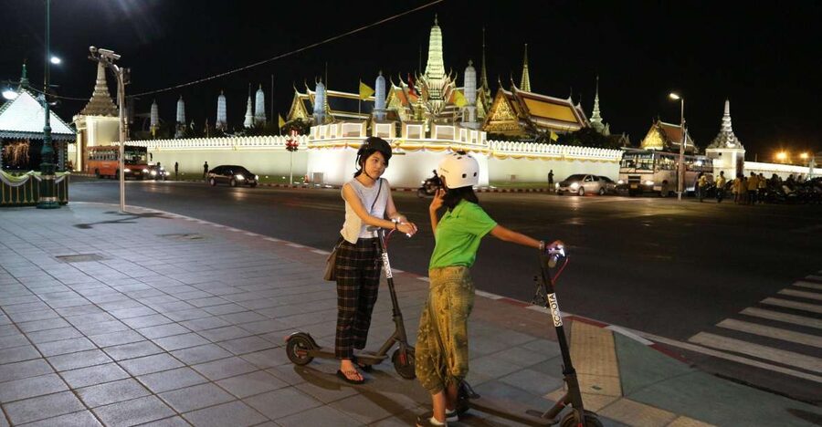 Bangkok: E-Scooter Night Tour with Local Street Food - Getting comfortable on the e-scooter