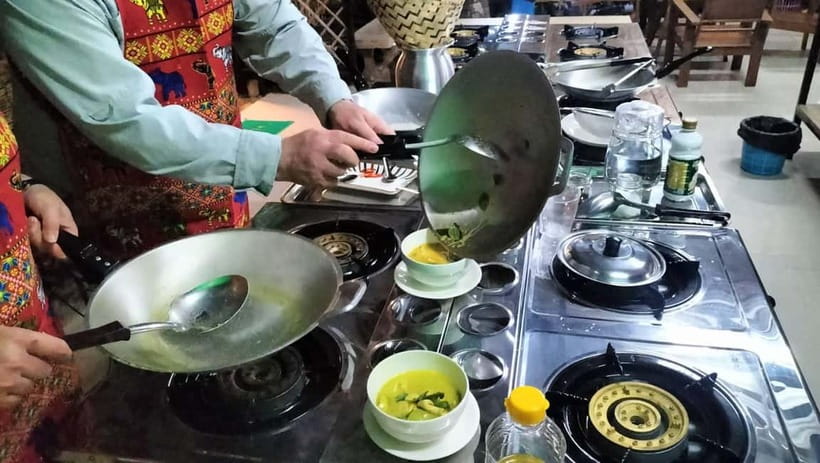 Bangkok: Favourite Thai Flavors Cooking Class by Smart Cook - Why the maximum of eight people matters