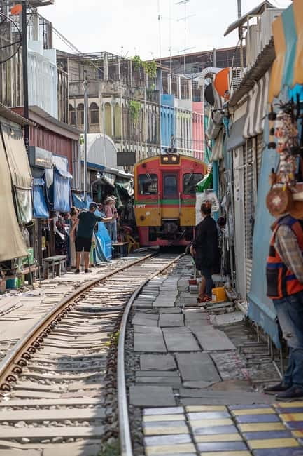 Bangkok: Floating Market, Phra Pathom Pagoda & Cafes Tour - Key points at a glance