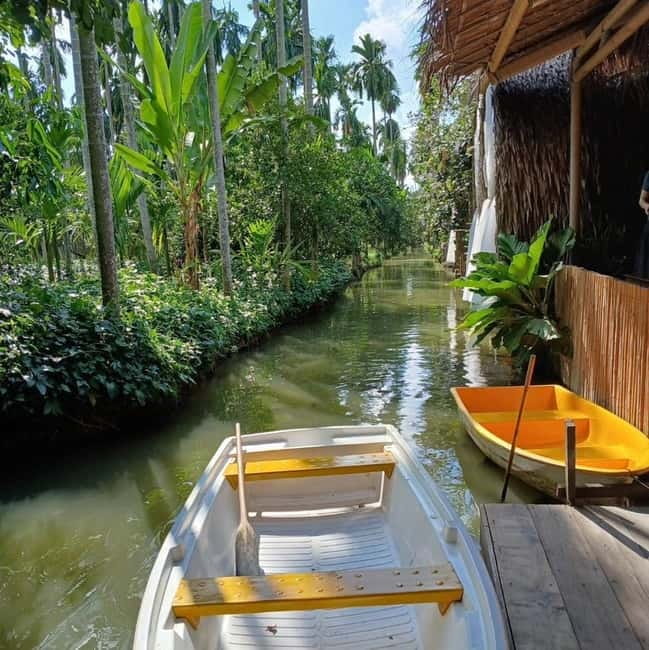 Bangkok: Floating Market, Phra Pathom Pagoda & Cafes Tour - Guide quality and the small-group advantage