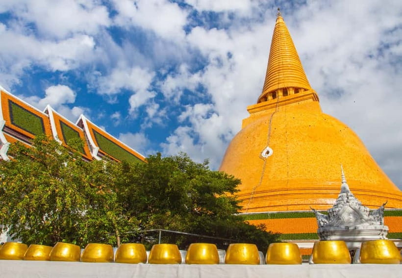 Bangkok: Floating Market, Phra Pathom Pagoda & Cafes Tour - Maeklong Railway Market and the moving stalls