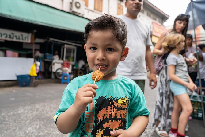Bangkok Food Tour of Bang Rak with Local Guide - The market stop: fruit, ingredients, and daily life