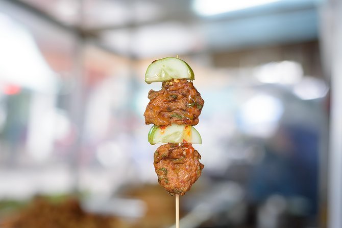 Bangkok Food Tour of Bang Rak with Local Guide - Som tam, larb, and the final curry