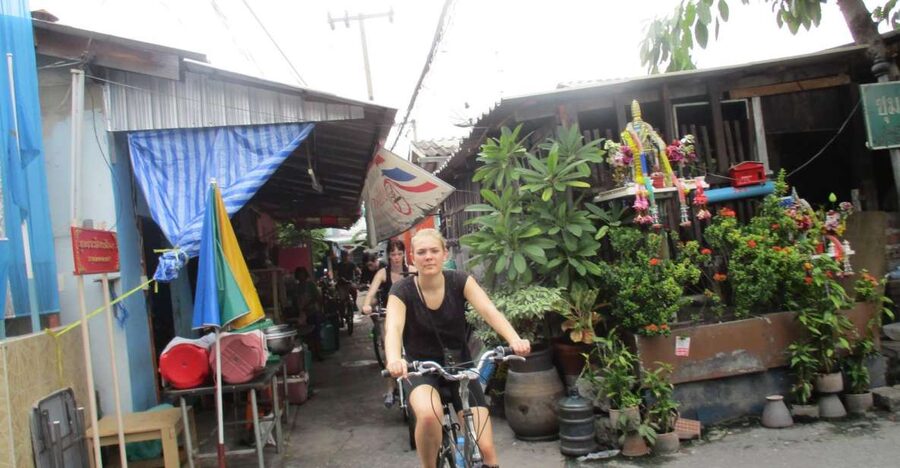 Bangkok Full-Day Bike Tour with Boat Transfer and Lunch - Communities beneath the highway