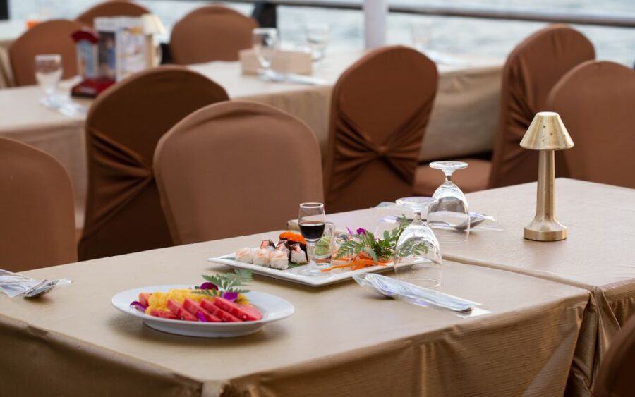 Bangkok: Grand Chao Phraya Dinner Cruise with Live Show - A nighttime introduction to Bangkok from the river