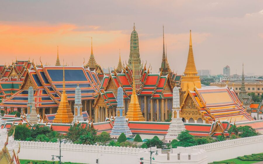 Bangkok: Grand Palace and Emerald Buddha Half-Day Tour - Wat Phra Kaew and the Emerald Buddha