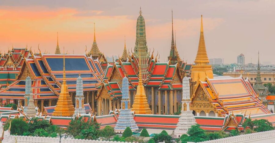 Bangkok: Grand Palace and Emerald Buddha Half-Day Tour - The Middle Court’s royal buildings