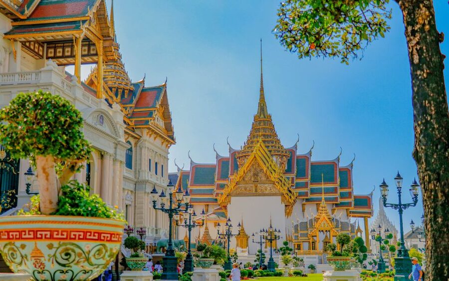 Bangkok: Grand Palace and Emerald Buddha Half-Day Tour - The guides make the difference