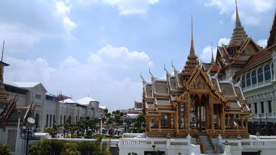 Bangkok: Grand palace and Iconic temple Half-Day Private - Riding Bangkok by electric tuk-tuk