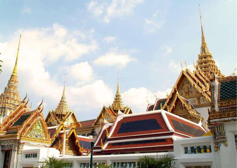Bangkok: Grand Palace & Emerald Buddha Entry with Audioguide - Entering the Grand Palace with priority access
