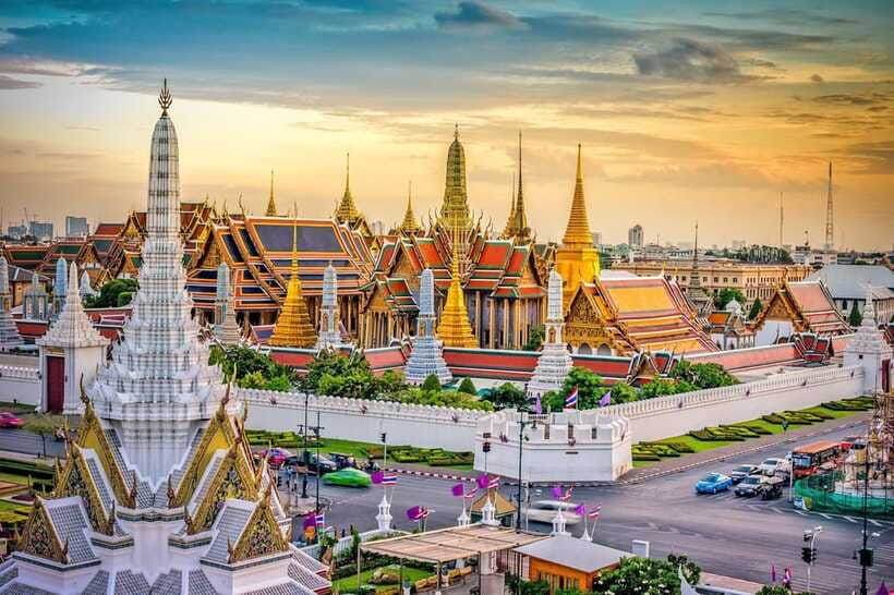Bangkok: Grand Palace, Wat Pho, and Wat Arun Guided Tour - Heat, crowds, and the right pace