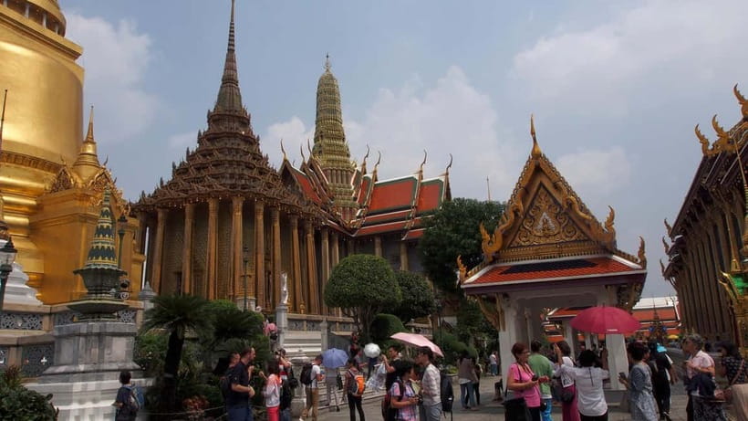 Bangkok: Grand Palace, Wat Pho, Wat Arun Sacred & Local Tour - Crossing the river to Wat Arun