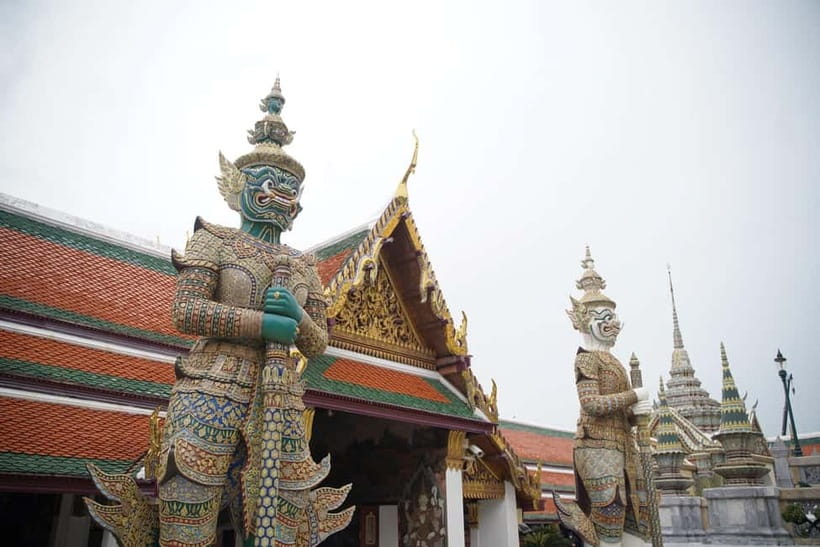 Bangkok: Grand Palace, Wat Pho, Wat Arun Sacred & Local Tour - What the guides add