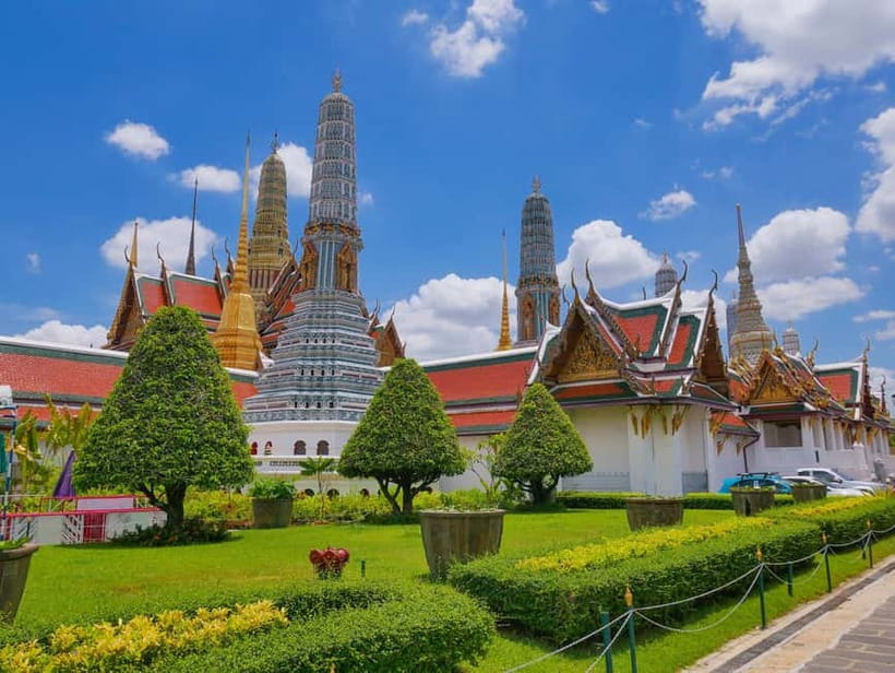 Bangkok: Grand Palace, Wat Pho, Wat Arun Sacred & Local Tour - Starting by the Chao Phraya River