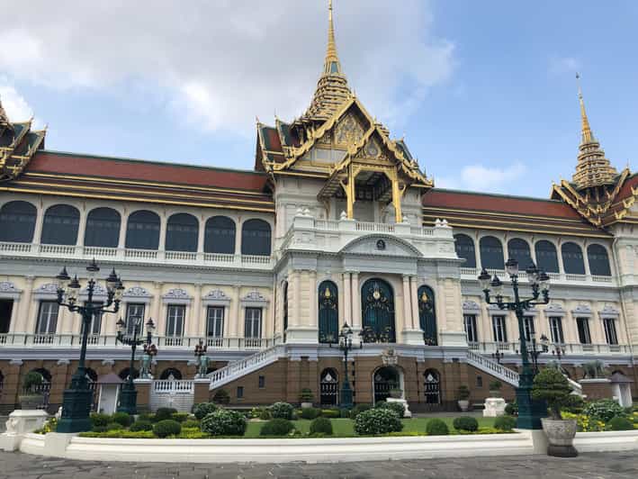 Bangkok: Grand Palace, Wat Pho & Wat Arun Tour in Italian - Wat Arun’s Three-Tiered Profile