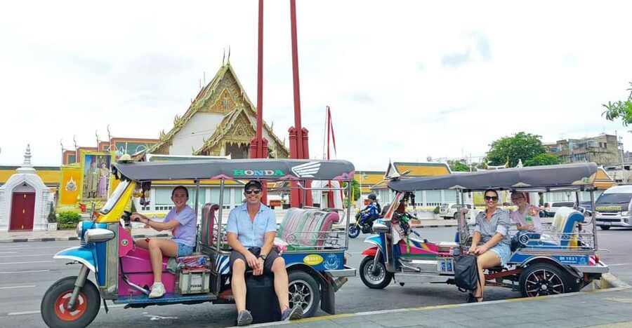 Bangkok: Guided Tour in a Typical Thai Tuk-Tuk - Wat Pho and the limits of a photo stop